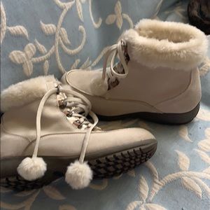 Women’s Sporto Weatherproof cream suede bootie